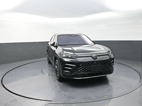 Used 2026 Volkswagen Tiguan SEL R-Line AWD/4WD image 2