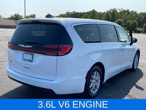Used 2024 Chrysler Pacifica Touring-L image 4