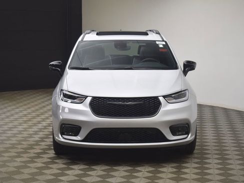 New 2026 Chrysler Pacifica Limited w/ S Appearance Package image 2