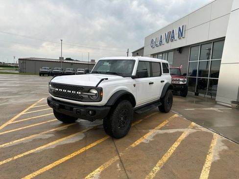 New 2026 Ford Bronco Badlands w/ Sasquatch Package AWD/4WD image 3