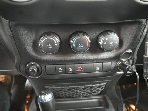Used 2018 Jeep Wrangler Sahara w/ Connectivity Group image 16