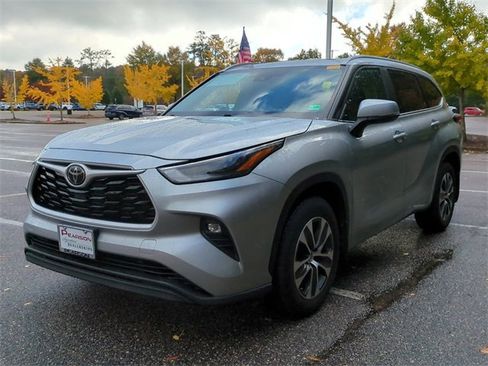 Certified 2023 Toyota Highlander XLE image 8