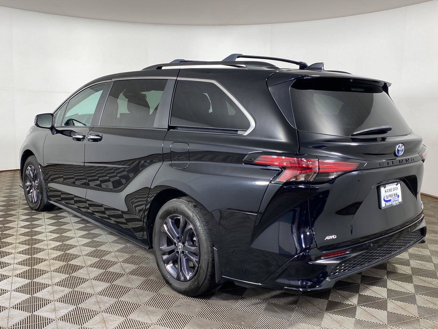 Used 2024 Toyota Sienna XSE w/ XSE Plus Package AWD/4WD image 4