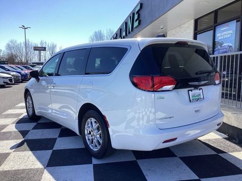 Used 2023 Chrysler Voyager LX FWD image 7