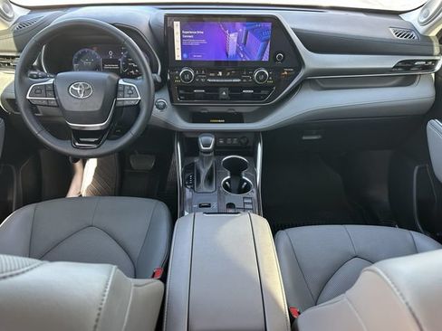Used 2023 Toyota Highlander Limited FWD image 10