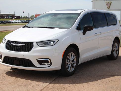 New 2025 Chrysler Pacifica Select AWD/4WD image 4