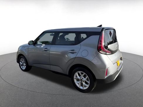 Used 2025 Kia Soul LX w/ LX Technology Package FWD image 10