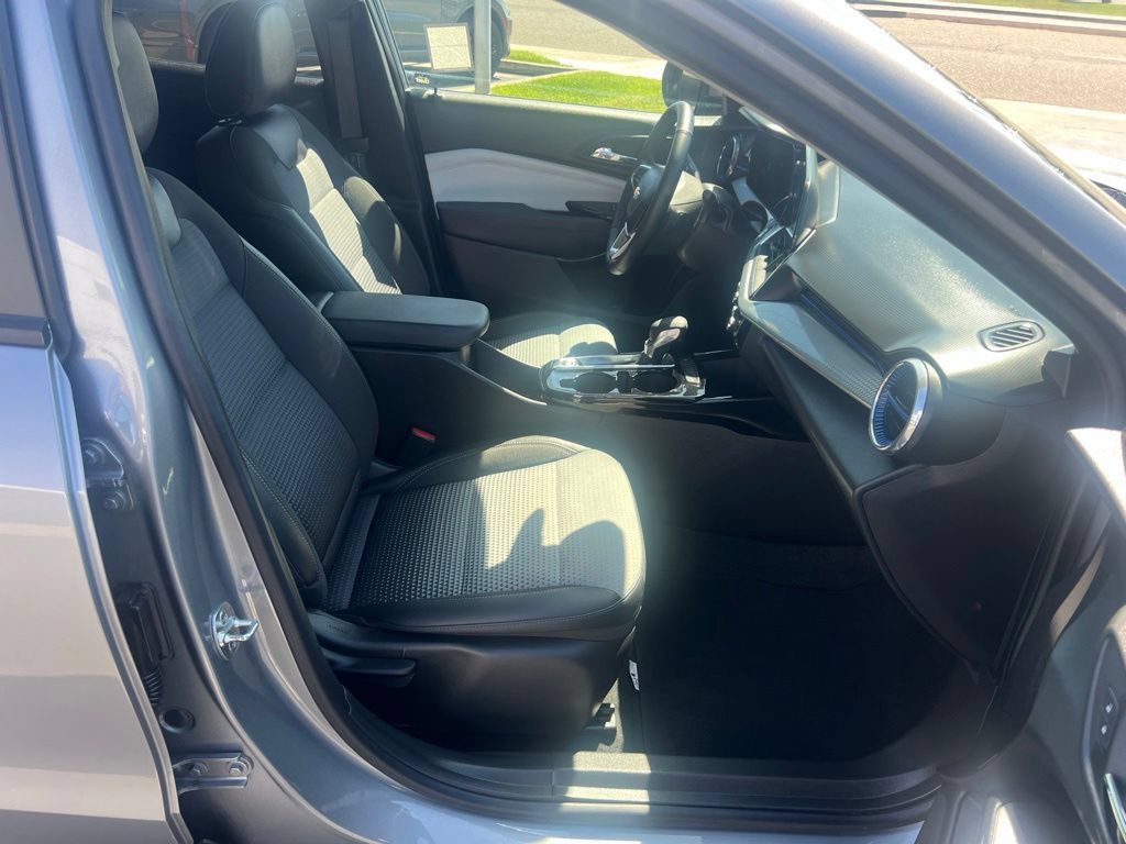 Used 2025 Chevrolet Trax LT w/ LT Convenience Package FWD image 25