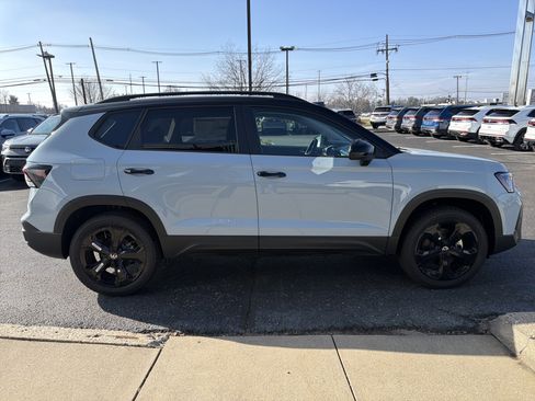 New 2026 Volkswagen Taos SE image 8