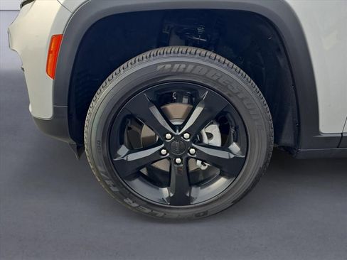 Used 2024 Jeep Grand Cherokee Altitude image 9