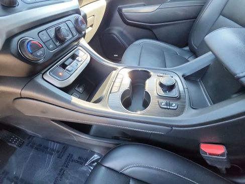 Used 2023 GMC Acadia SLT image 24