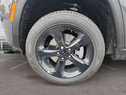 New 2026 Jeep Grand Cherokee L Limited w/ Limited Altitude Package AWD/4WD image 10