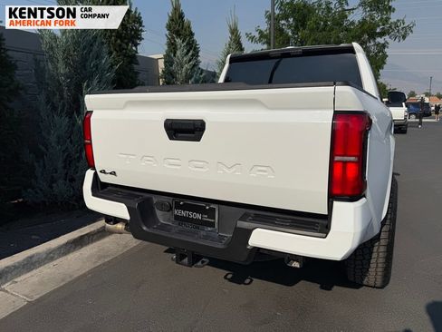 Used 2025 Toyota Tacoma SR5 AWD/4WD image 31