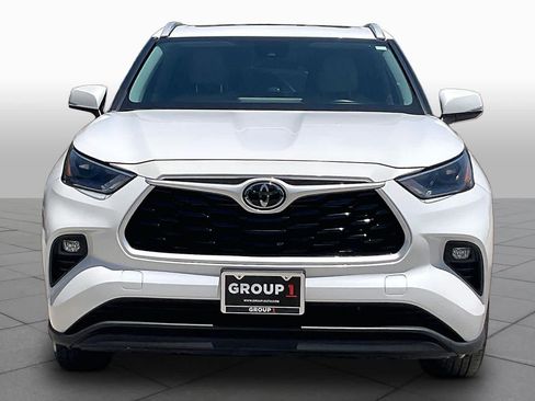 Used 2023 Toyota Highlander XLE FWD image 4