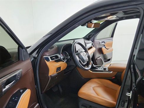 Used 2022 Toyota Highlander Platinum AWD/4WD image 9
