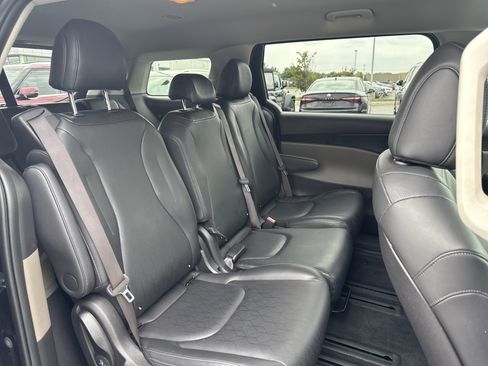 Used 2025 Kia Carnival FWD image 19