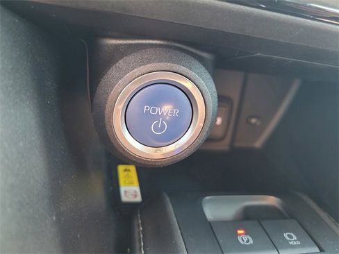 Used 2022 Toyota Venza LE image 26