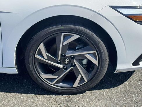 Used 2025 Hyundai Elantra SEL FWD image 9
