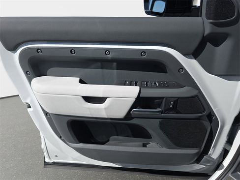 New 2025 Land Rover Defender 130 X-Dynamic SE image 28