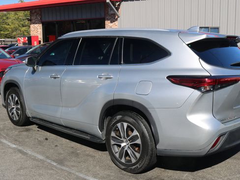 Used 2022 Toyota Highlander XLE image 6