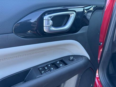 Used 2025 Jeep Compass Limited image 3