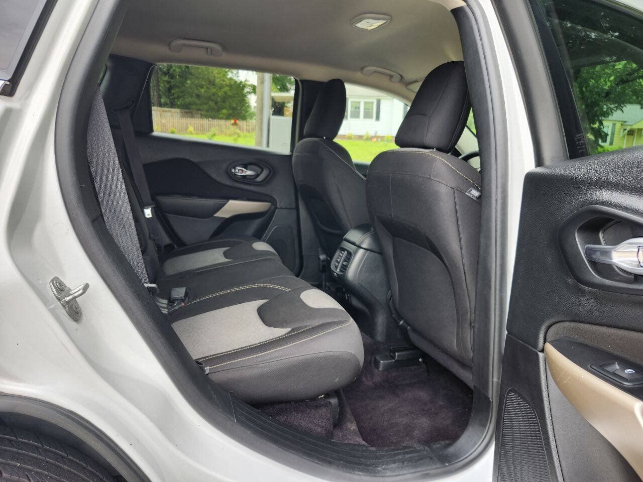 Used 2018 Jeep Cherokee Latitude w/ Mobile Office Group FWD image 8