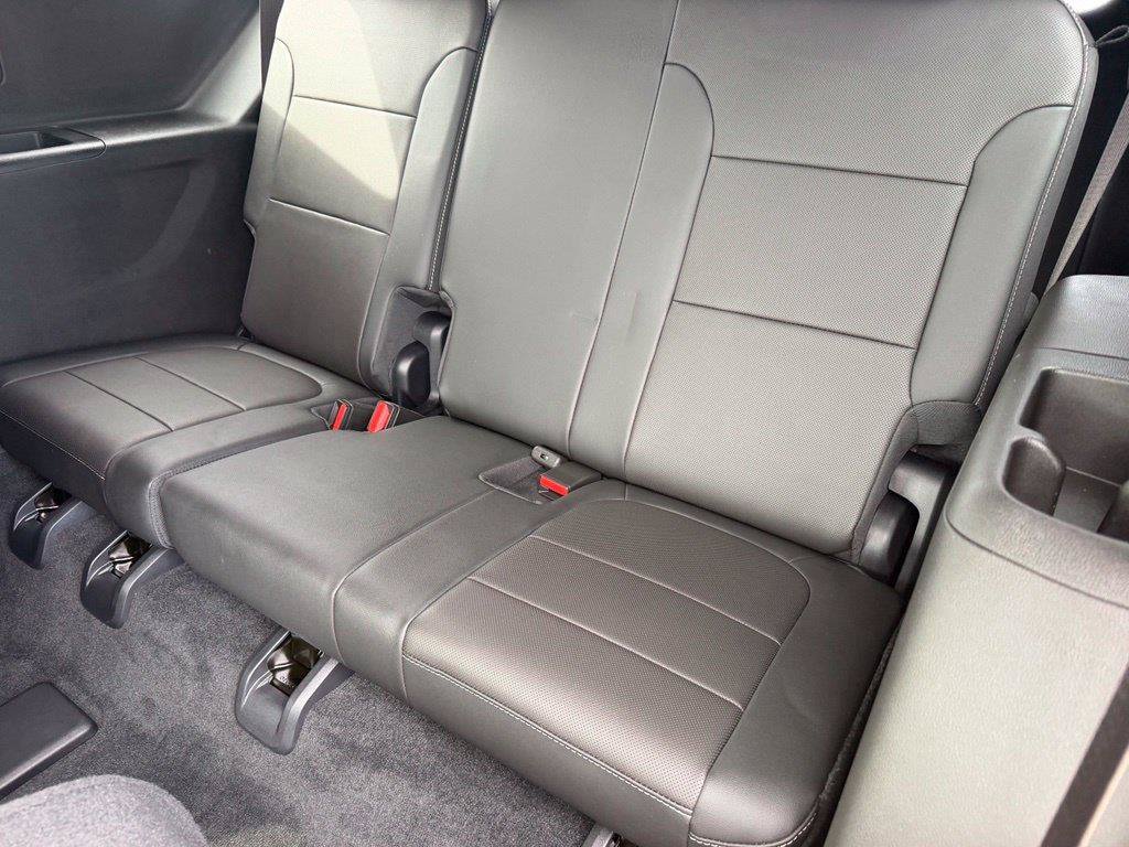Used 2023 Chevrolet Traverse Premier FWD image 11