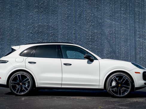 Used 2020 Porsche Cayenne Turbo image 9