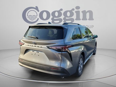 Used 2026 Toyota Sienna XLE FWD image 7