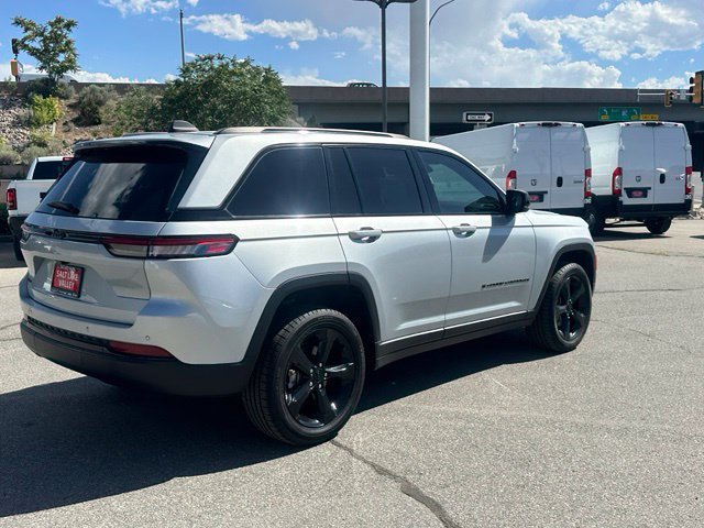 Used 2023 Jeep Grand Cherokee Altitude AWD/4WD image 8