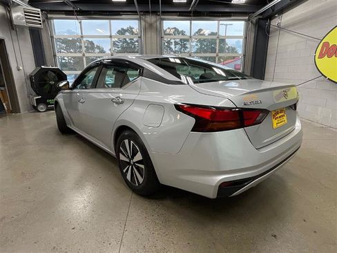 Used 2022 Nissan Altima 2.5 SV FWD image 3