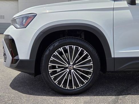 Certified 2025 Volkswagen Taos SE FWD image 9