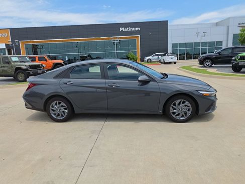 Used 2024 Hyundai Elantra SEL FWD image 6
