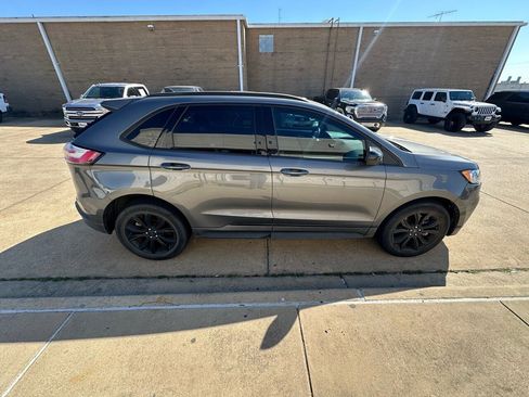 Used 2022 Ford Edge SE w/ Black Appearance Package image 9