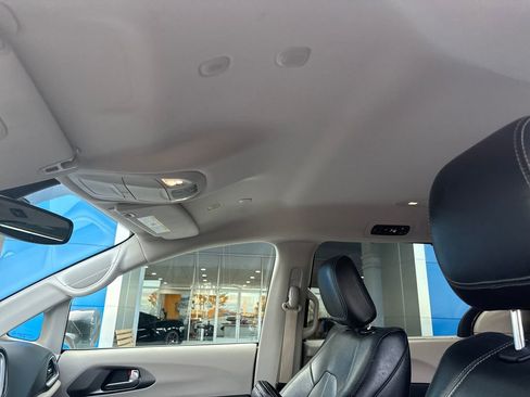 Used 2022 Chrysler Pacifica Touring-L image 23