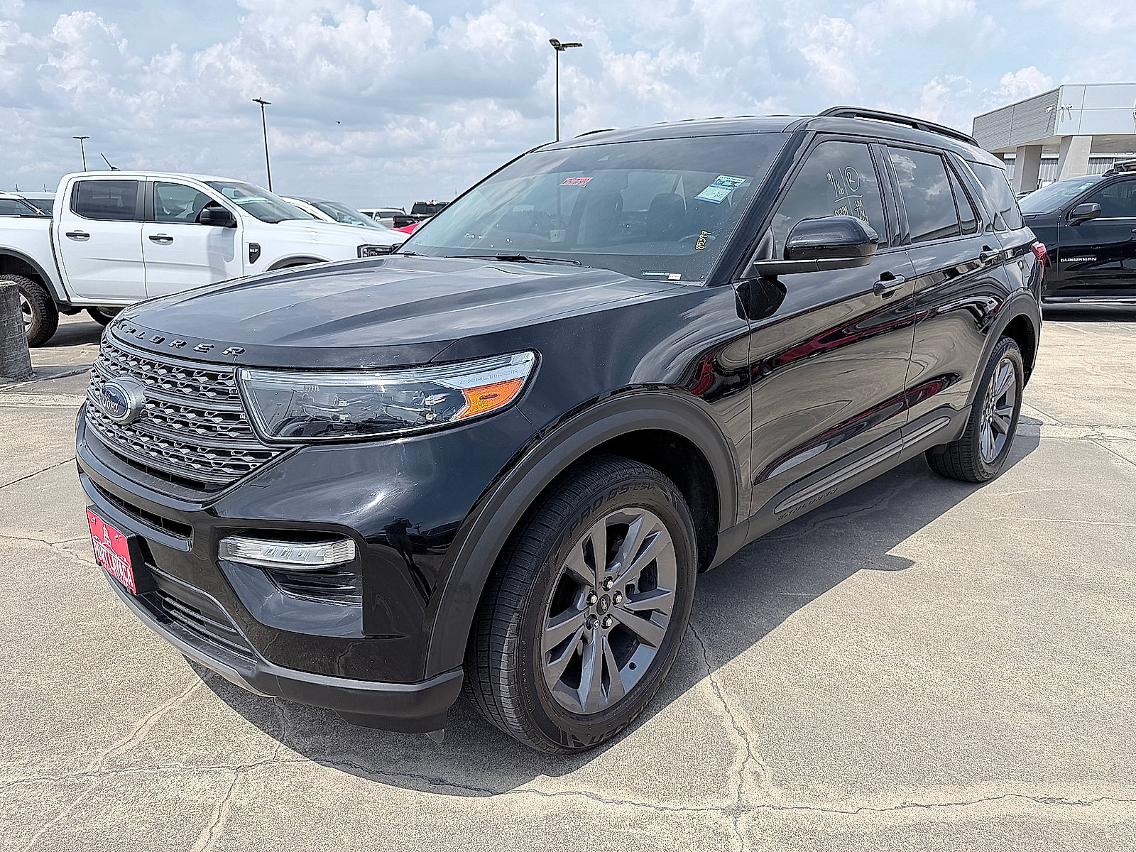 Used 2022 Ford Explorer XLT w/ Equipment Group 202A AWD/4WD image 3