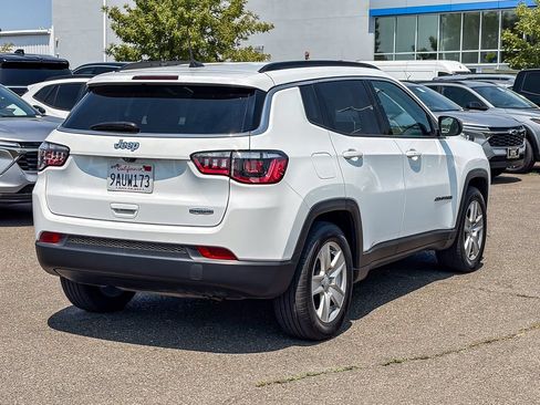 Used 2022 Jeep Compass Latitude FWD image 4