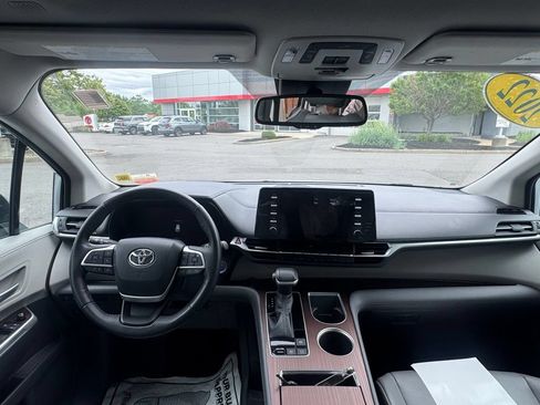 Used 2022 Toyota Sienna XLE FWD image 5