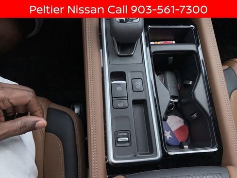Certified 2025 Nissan Pathfinder Platinum FWD image 18