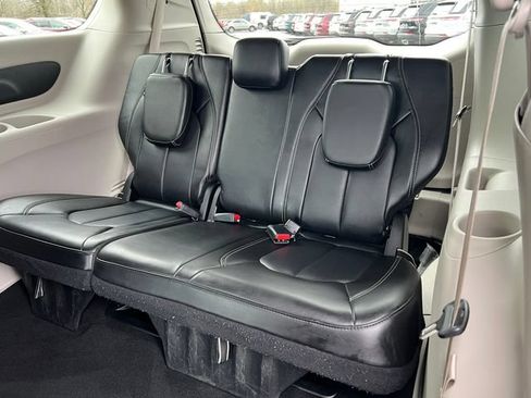 Used 2024 Chrysler Pacifica Touring-L FWD image 6