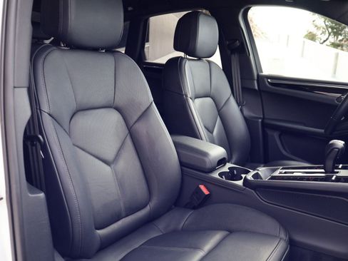 Certified 2025 Porsche Macan image 24