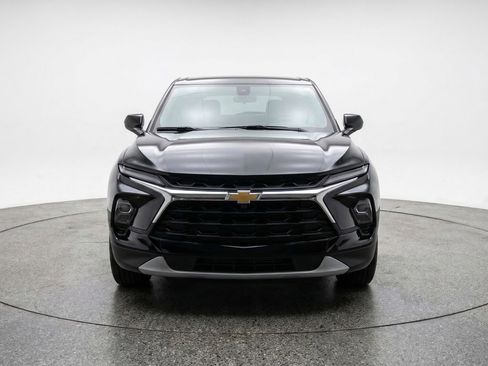 Used 2025 Chevrolet Blazer LT FWD image 2