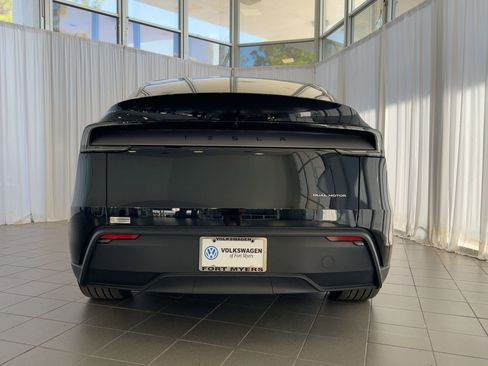 Used 2026 Tesla Model Y AWD image 10