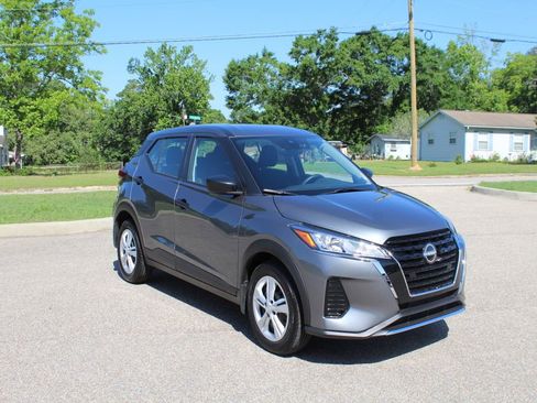 Used 2025 Nissan Kicks Play S FWD image 3