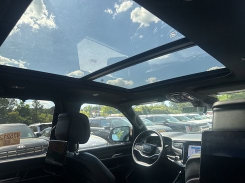 Used 2023 Jeep Wagoneer L Series III w/ Premium Group I image 8