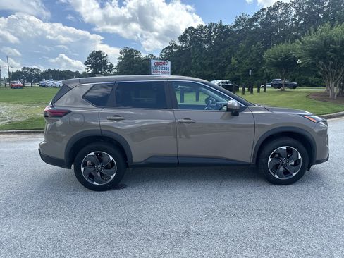 Used 2025 Nissan Rogue SV AWD/4WD image 4