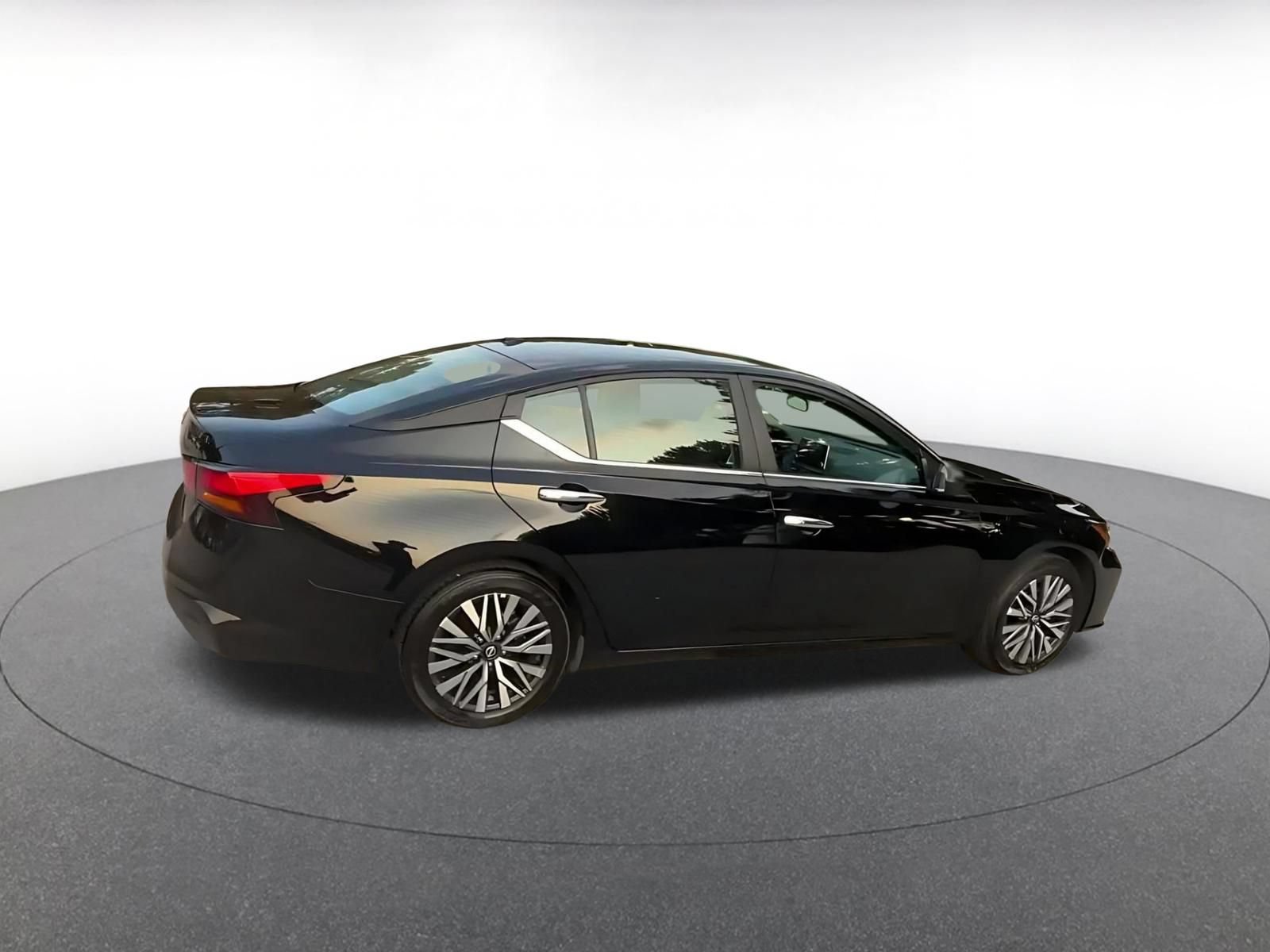 Used 2025 Nissan Altima 2.5 SV FWD image 14