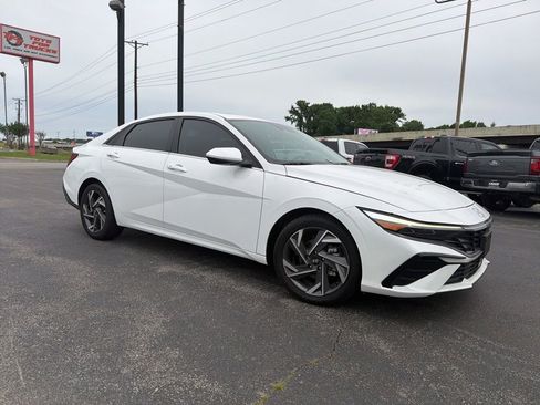 Used 2024 Hyundai Elantra SEL w/ Convenience Package FWD image 2