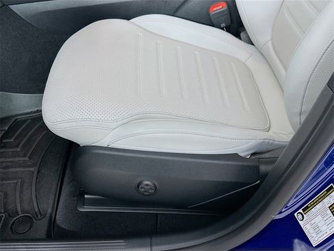 Used 2025 Mercedes-Benz GLC 300 4MATIC image 9