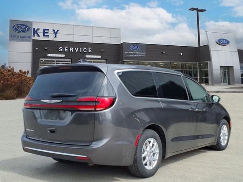 Used 2023 Chrysler Pacifica Touring-L FWD image 5